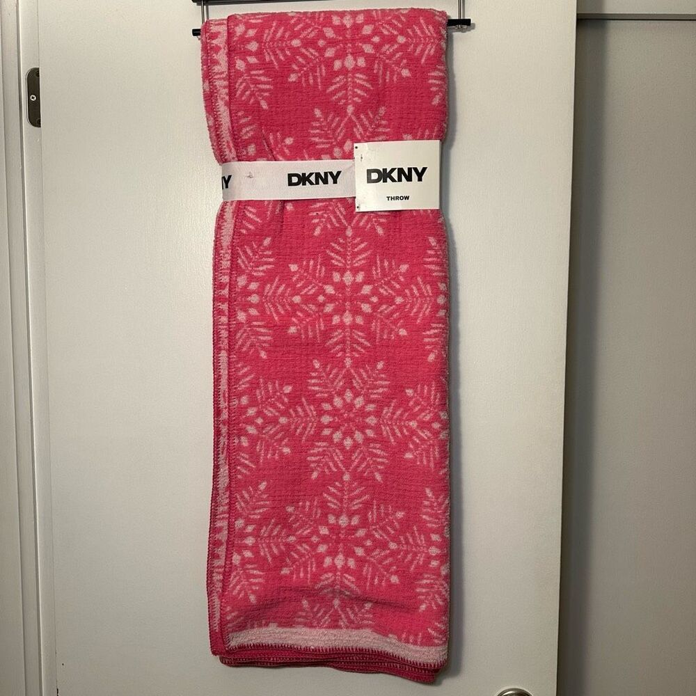 DKNY Throw Blanket Pink White Snowflake Pattern 50x70” NWT